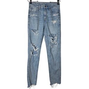 American Eagle Strigid Distressed Mom Jeans Light Wash Blue Size 2 Long Ripped